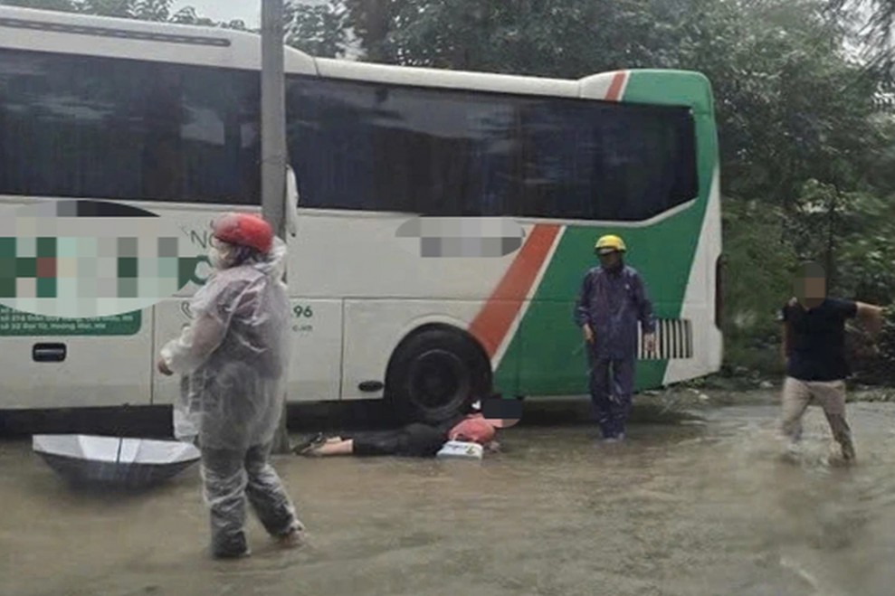 Hà Nội: Sáu người bị điện giật do rò rỉ điện từ cột chiếu sáng trên đường Tú Mỡ