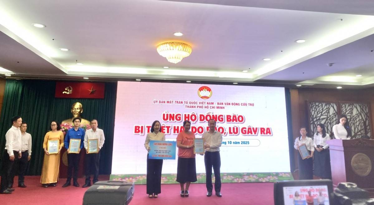 TP. Hồ Chí Minh tiếp nhận hơn 35,6 tỷ đồng tại lễ phát động ủng hộ đồng bào bị thiệt hại do bão, lũ