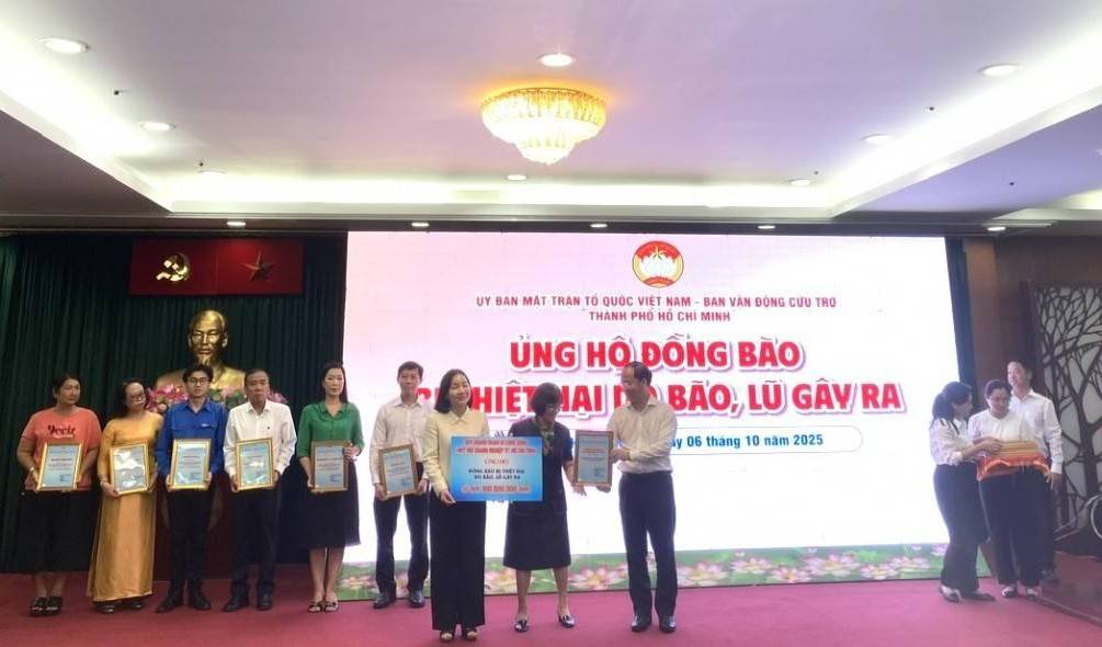 TP. Hồ Chí Minh tiếp nhận hơn 35,6 tỷ đồng tại lễ phát động ủng hộ đồng bào bị thiệt hại do bão, lũ