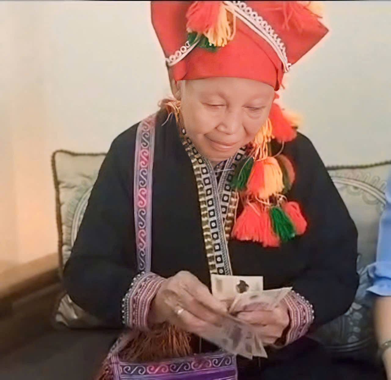 Bà Lai cẩn thận đếm lại số tiền dành dụm bao năm – món quà nhỏ nhưng chứa đựng tấm lòng lớn.