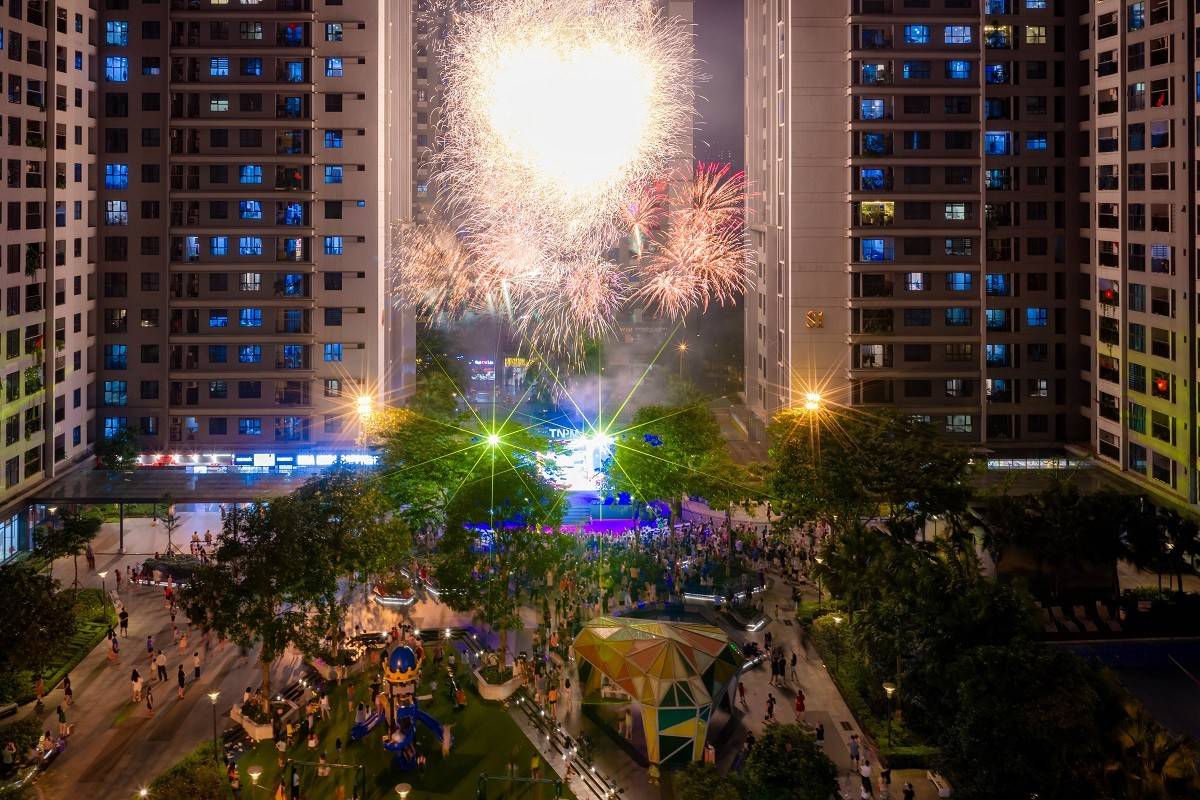 Những tiếng cười giòn tan, những tràng pháo tay không dứt khi pháo hoa rực sáng trên bầu trời Goldmark City khép lại đêm hội bằng một màn trình diễn mãn nhãn. Sự đồng lòng của cư dân, Ban Quản trị, Ban Quản lý, Chủ đầu tư đã góp phần tạo nên thành công của sự kiện và góp sức kiến tạo một khu đô thị đáng sống. 