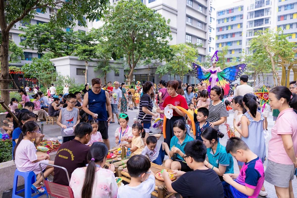 Các gia đình quây quần bên nhau, cùng làm đồ chơi trung thu truyền thống. Những tiếng cười rộn ràng và bàn tay khéo léo tạo nên kỷ niệm đẹp, gắn kết yêu thương và truyền thống văn hóa.