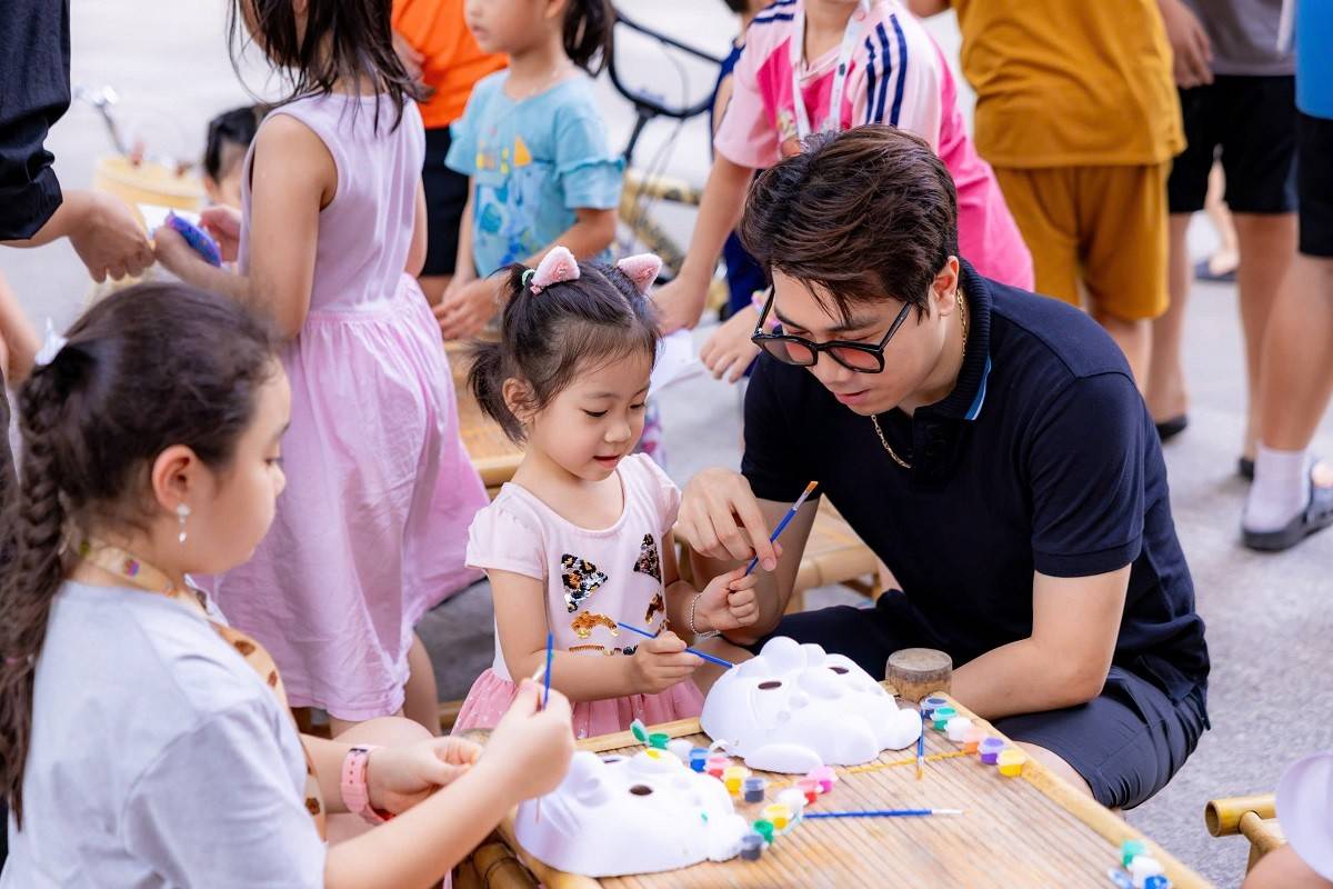 Những em nhỏ say sưa tô mặt nạ giấy bồi - món đồ chơi gắn bó với tuổi thơ bao thế hệ. Qua từng nét cọ, những giá trị văn hóa Việt được gìn giữ và tiếp nối.