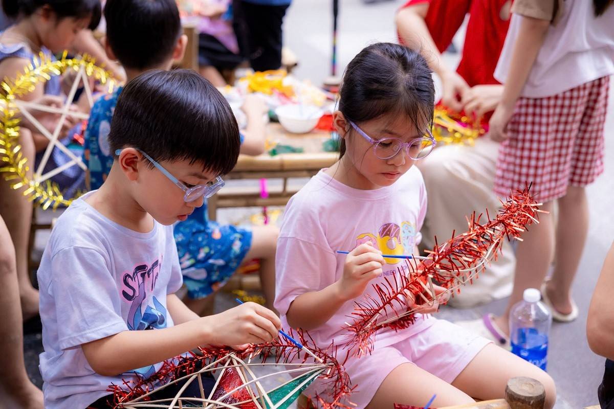 Hai bạn nhỏ cùng làm đèn ông sao, chờ đến giây phút cùng nhau rước đèn dưới ánh trăng. Niềm vui trong trẻo ấy chính là tinh thần Trung thu mà Goldmark City muốn trao gửi.