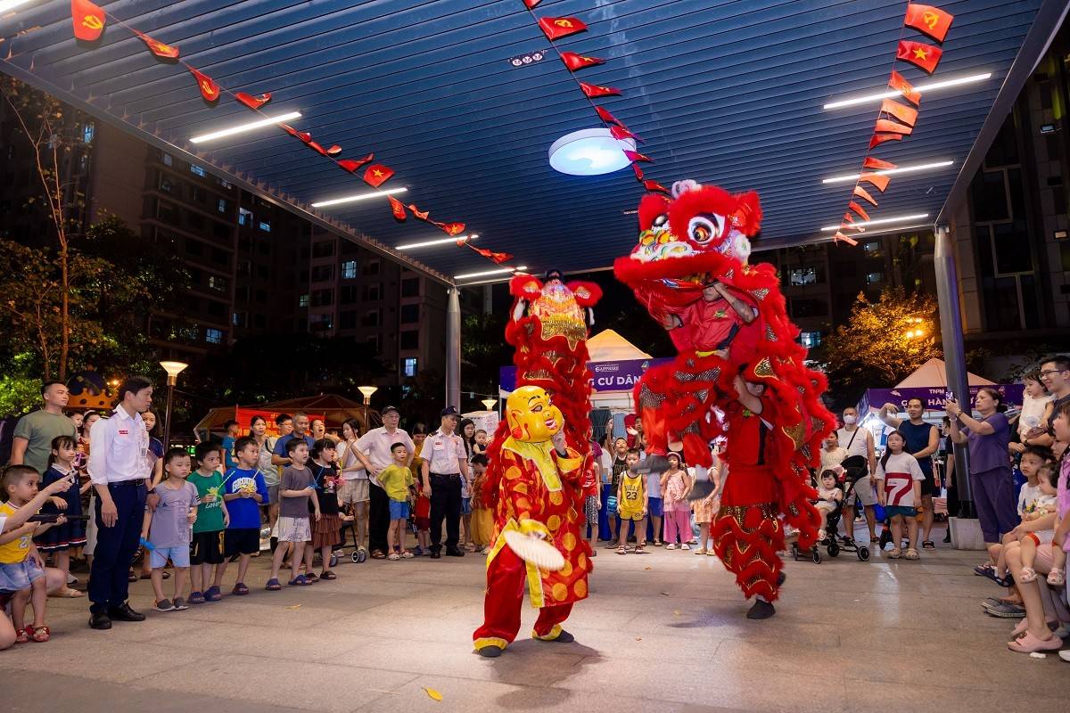 Hai bạn nhỏ cùng làm đèn ông sao, chờ đến giây phút cùng nhau rước đèn dưới ánh trăng. Niềm vui trong trẻo ấy chính là tinh thần Trung thu mà Goldmark City muốn trao gửi.