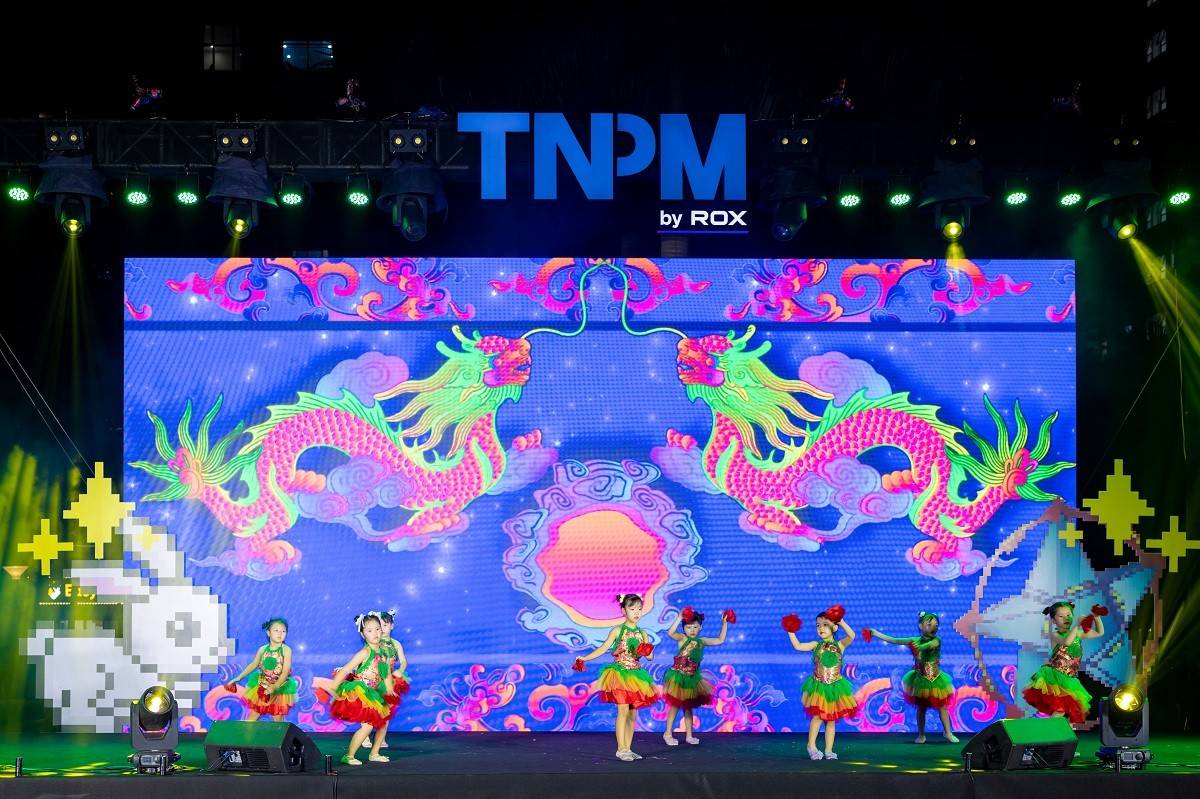 Những tiết mục biểu diễn của các bạn nhỏ thắp sáng sân khấu Trung thu bằng năng lượng trong trẻo và niềm hứng khởi.