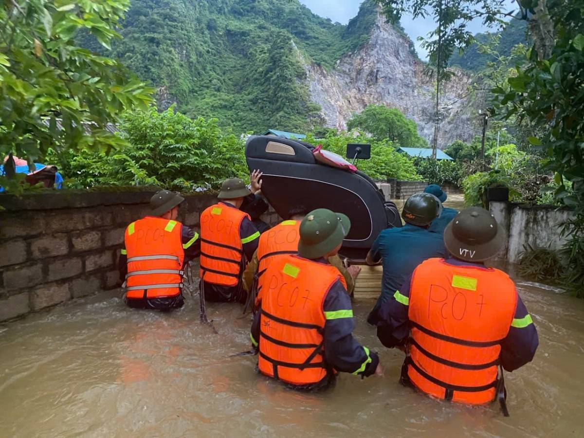 Lực lượng chức năng tiếp cận hiện trường vụ vỡ đập Thủy điện Bắc Khê 1 ở Lạng Sơn