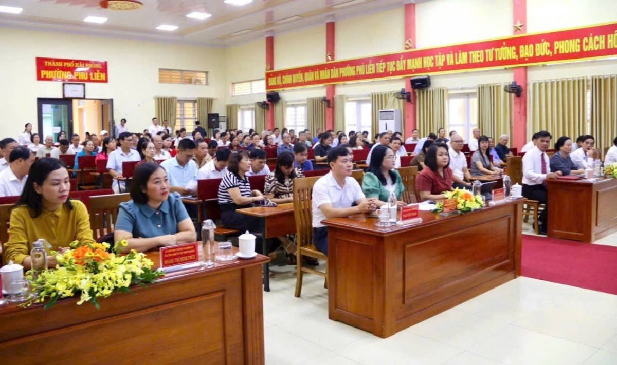 Trong khuôn khổ chương trình Ngày hội Chuyển đổi số phường Phù Liễn lần thứ 1 năm 2025, sáng 7/10,  phường Phù Liễn tổ chức Hội thảo chuyên đề “Chuyển đổi số toàn diện trong giáo dục và đào tạo kỹ năng số cho học sinh” các trường Tiểu học, THCS trên địa bàn phường.