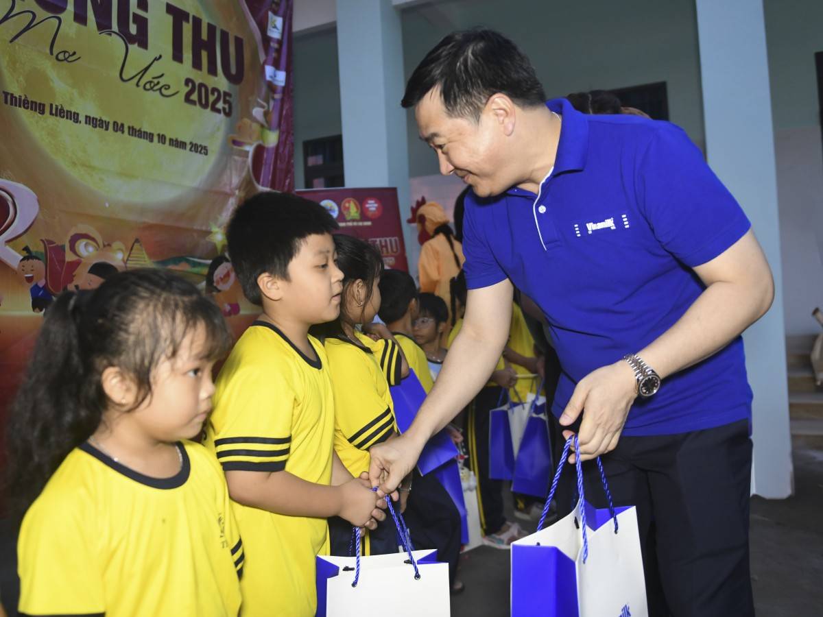 Các em đón nhận những món quà dinh dưỡng tốt lành từ Vinamilk trong mùa trăng.
