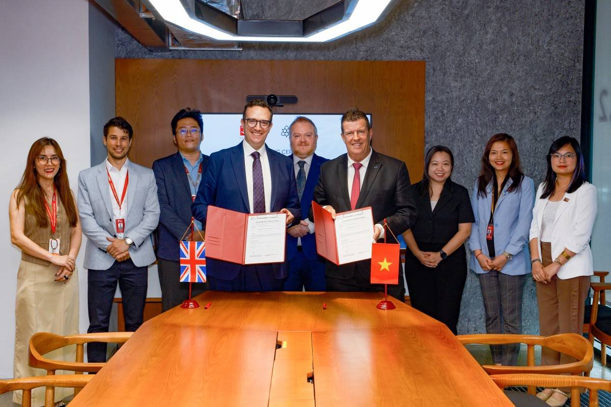 Giáo sư Rick Bennett, Phó Hiệu trưởng kiêm Phó Chủ tịch BUV ký kết hợp tác với ông Matt Dean - Giám đốc Quan hệ Quốc tế, Đại học Manchester Metropolitan (1)