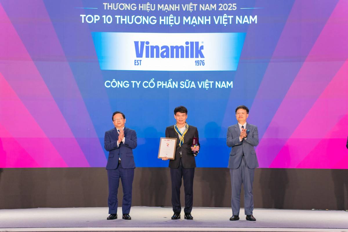 Hình 1: Đại diện Vinamilk - Ông Phạm Tuyên, Giám đốc Chi nhánh Vinamilk Hà Nội - nhận vinh danh Top 10 Thương hiệu Mạnh Việt Nam 2025
