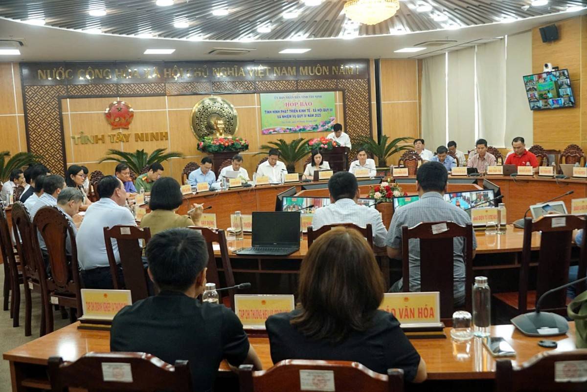 Quang cảnh họp báo.