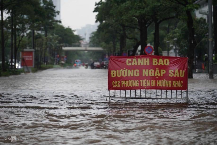 Chủ tịch Hà Nội: “Đặt tính mạng người dân lên trên hết, trước hết”