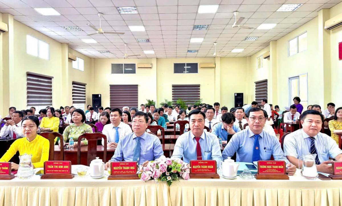 Hội nghị có sự tham dự của đồng chí Nguyễn Thanh Nhã, Thành ủy viên, Bí thư Đảng ủy, Chủ tịch HĐND xã; đồng chí Trần Thị Kim Anh, Phó Bí thư Thường trực Đảng ủy; đồng chí Nguyễn Thành Nhân, Phó Bí thư Đảng ủy, Chủ tịch UBND xã, cùng các đồng chí trong Ban Thường vụ, Ban Chấp hành Đảng bộ, lãnh đạo các ban, ngành, đoàn thể và các tập thể, cá nhân được khen thưởng.