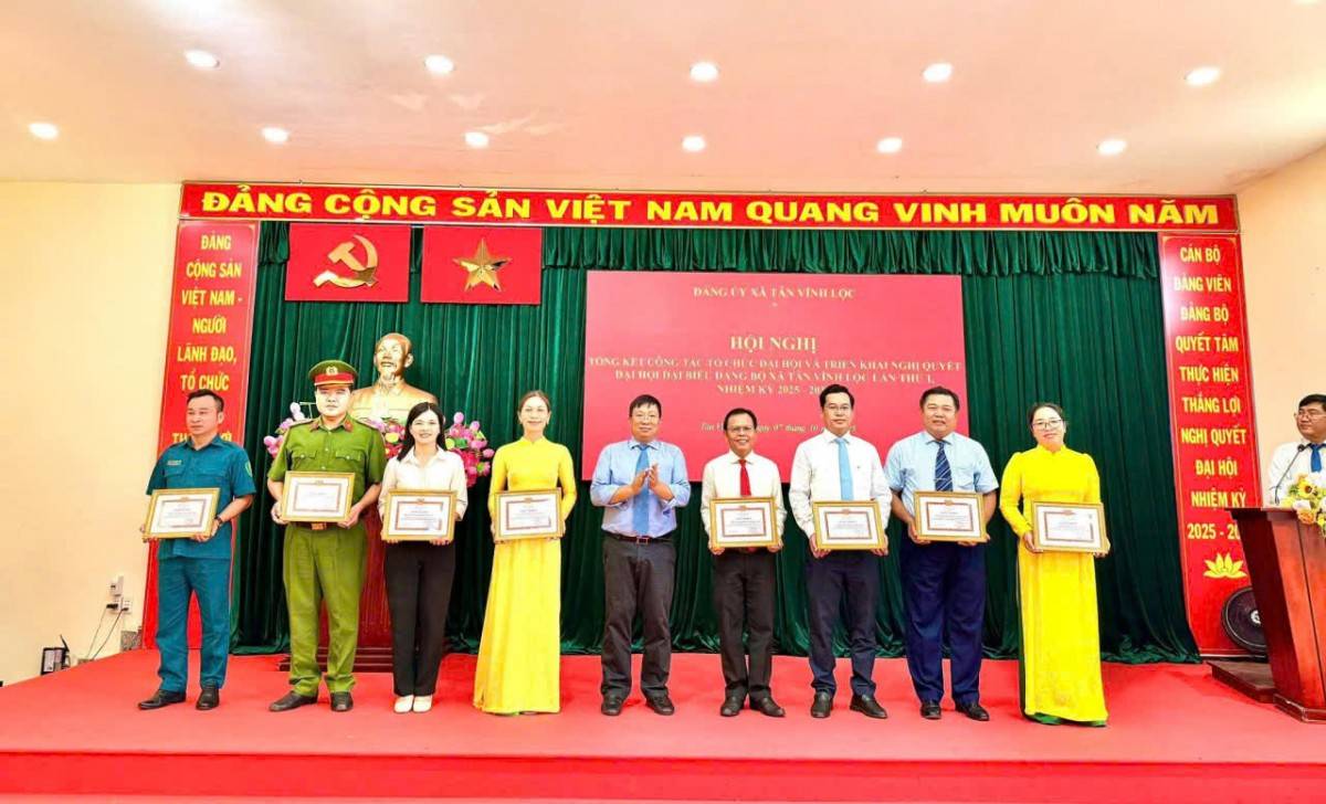 Dịp này, Ban Thường vụ Đảng ủy xã trao khen thưởng cho 9 tập thể và 16 cá nhân có thành tích xuất sắc trong công tác chuẩn bị và tổ chức Đại hội đại biểu Đảng bộ xã lần thứ I, nhiệm kỳ 2025 – 2030.