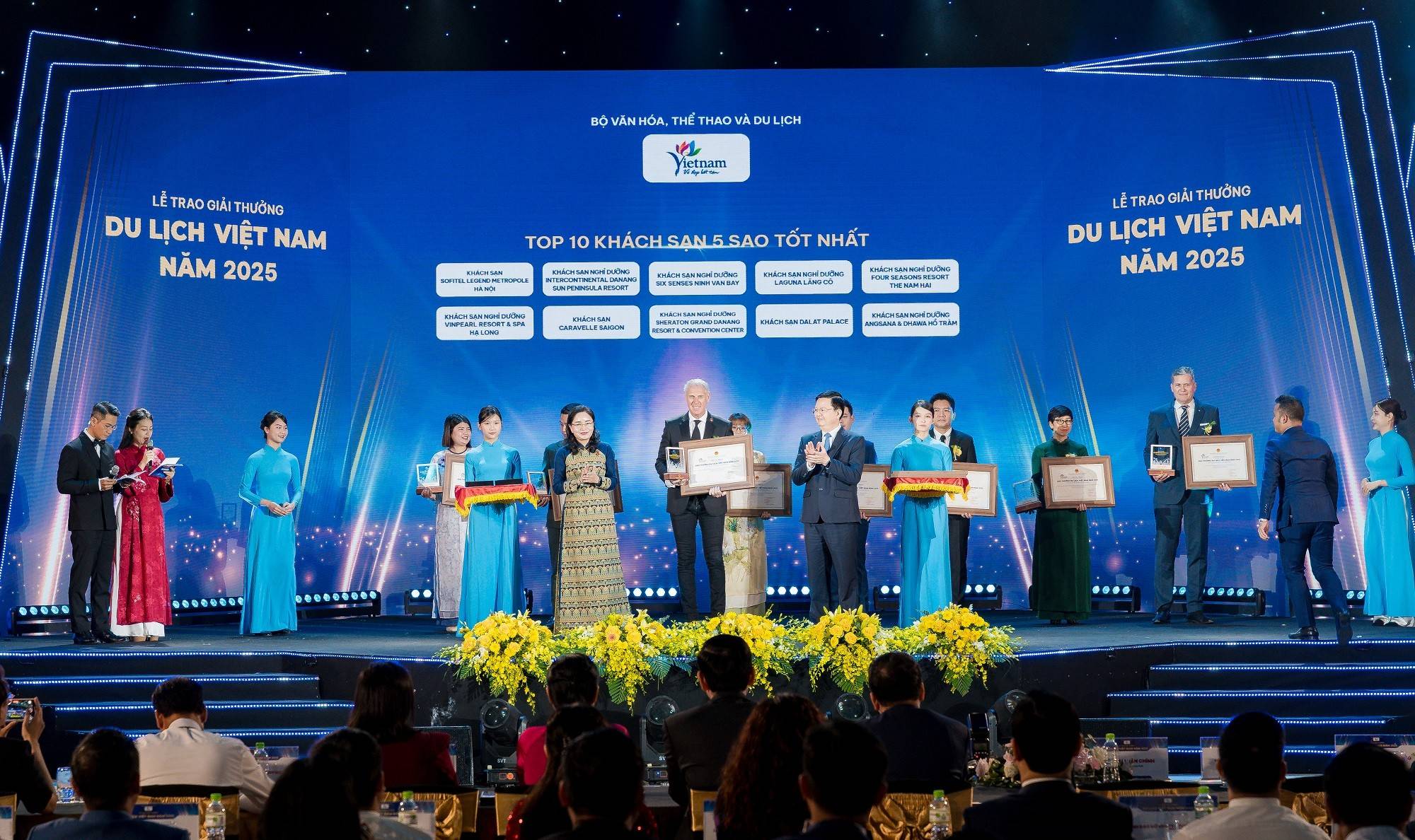 Sheraton Grand Danang Beach Resort & SPA lọt TOP 10 khách sạn 5 sao tốt nhất Việt Nam 2025