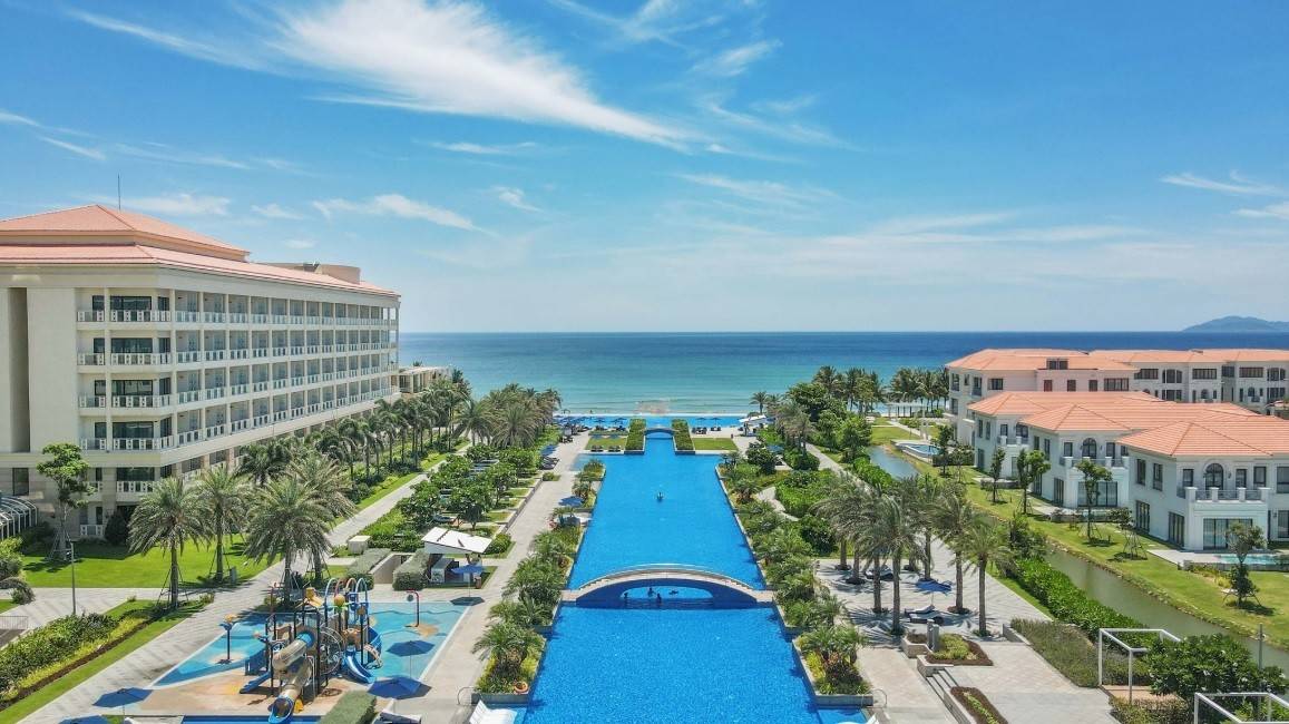 Sheraton Grand Danang Beach Resort & SPA lọt TOP 10 khách sạn 5 sao tốt nhất Việt Nam 2025