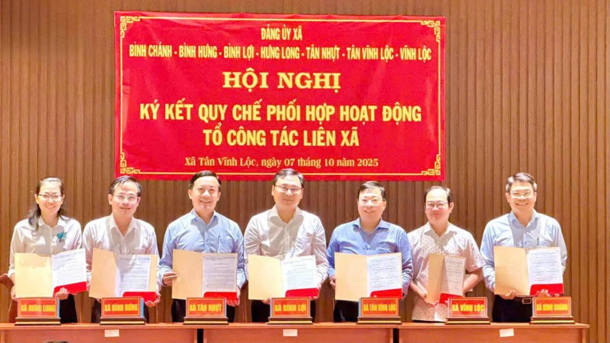 Bí thư Đảng ủy, Chủ tịch HĐND của 7 xã đã cùng ký kết Quy chế 