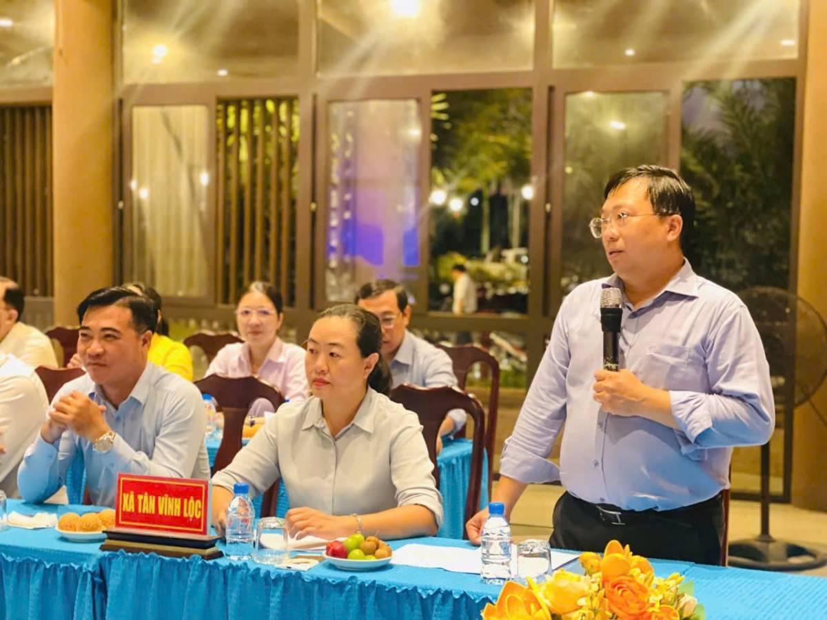 ông Nguyễn Thanh NhãBí thư Đảng ủy, Chủ tịch HĐND xã Tân Vĩnh Lộc, Tổ trưởng Tổ công tác liên xã