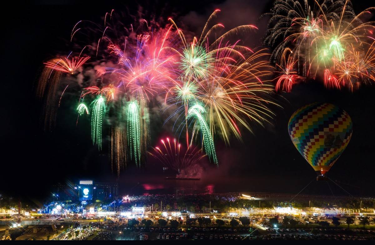 Hàng nghìn người đổ về khu vực Bãi Cháy chiêm ngưỡng pháo hoa nghệ thuật.  Ảnh: Ánh Dương.