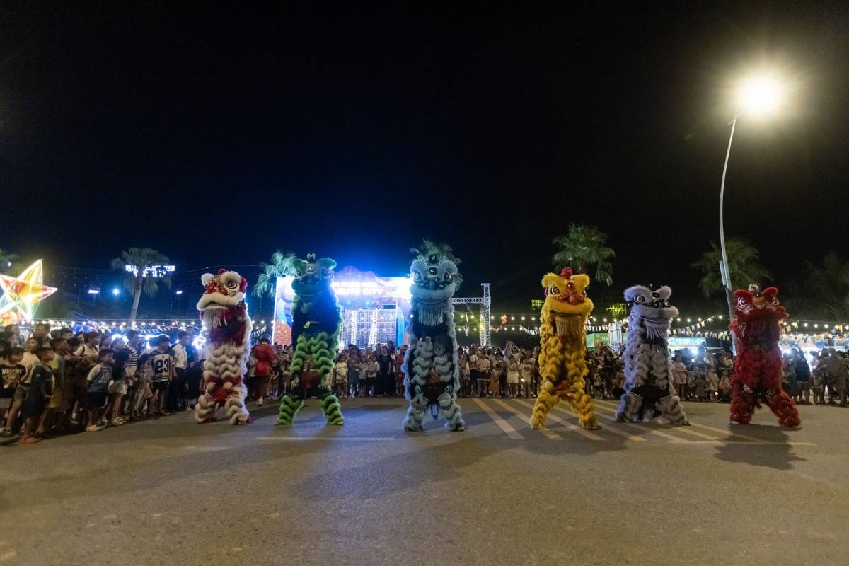 Cư dân gần Bãi Cháy tận hưởng bầu không khí lễ hội quanh năm.  Ảnh: Ánh Dương.