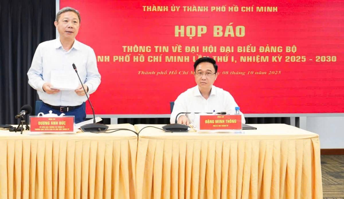 Phó Bí thư Thành ủy TP.HCM Đặng Minh Thông (bên phải) và Trưởng Ban Tuyên giáo và Dân vận TP.HCM Dương Anh Đức chủ trì buổi họp báo - Ảnh: HỮU HẠNH
