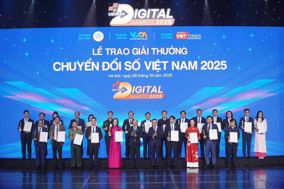 Phục Hưng Holdings được vinh danh “Doanh nghiệp chuyển đổi số xuất sắc” năm 2025