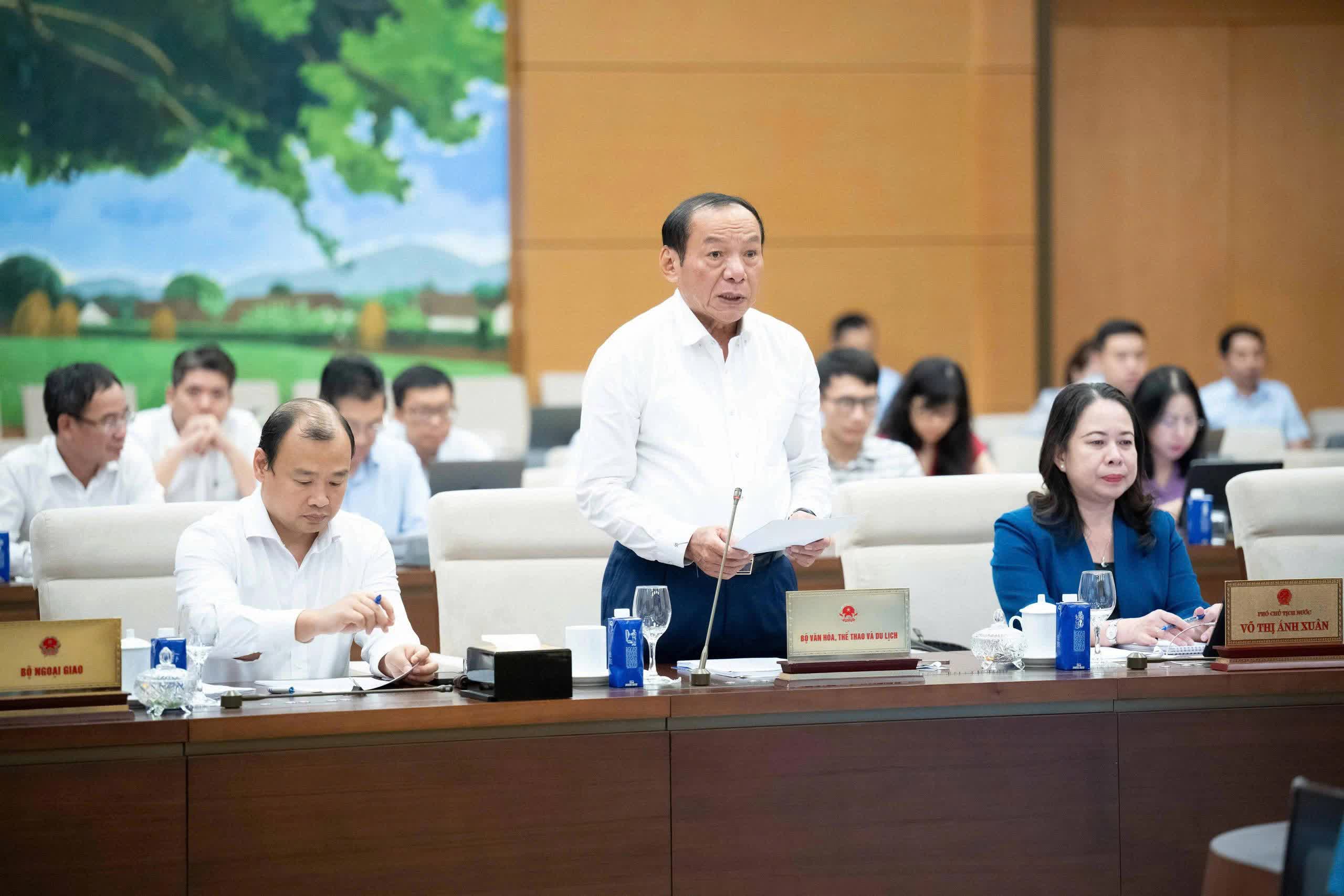 Bộ trưởng Bộ VH-TT-DL Nguyễn Văn Hùng trình bày tờ trình luật Báo chí (sửa đổi) tại phiên họp