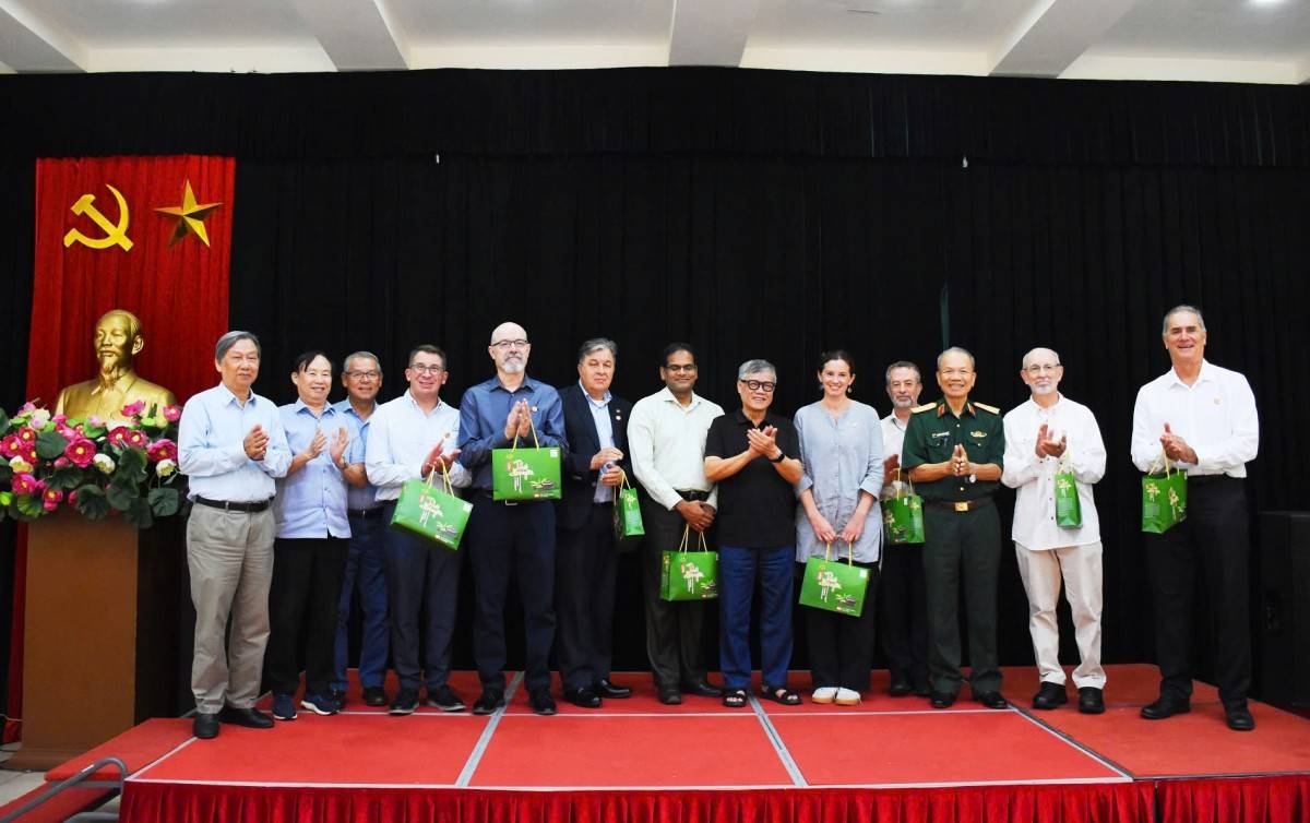  Hội hỗ trợ gia đình liệt sĩ Việt Nam trao kỷ niệm chương và quà tặng đoàn đại biểu