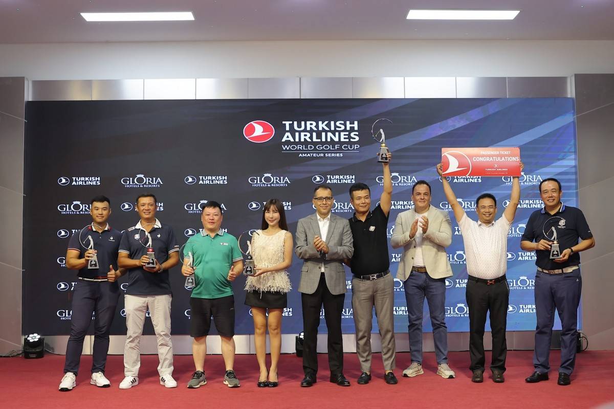 Đại sứ Thổ Nhĩ Kỳ ông Korhan Kemik và ông Dincer Sayici, Tổng Giám đốc Turkish Airlines trao giải cho các vận động viên đạt thành tích trong giải đấu