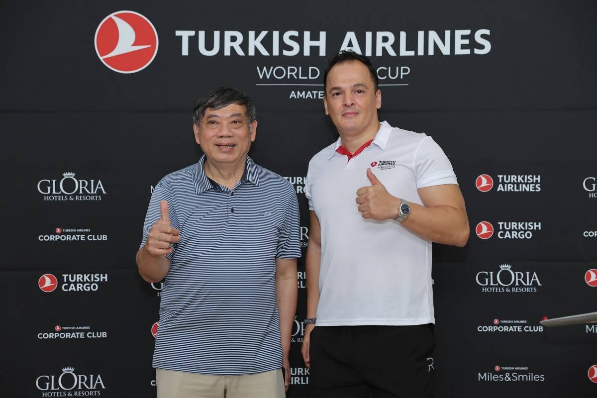 Ông Phạm Thành Trí - Phó chủ tịch Hiệp hội du lịch Golf (bên trái) và Ông Dincer Sayici, Tổng Giám đốc Turkish Airlines (bên phải) tại sự kiện