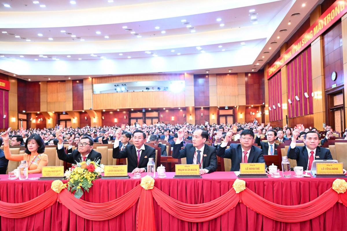 Các đại biểu biểu quyết thống nhất thông qua kết quả thẩm tra, khẳng định tinh thần đoàn kết, nghiêm túc và dân chủ trong công tác tổ chức Đại hội.