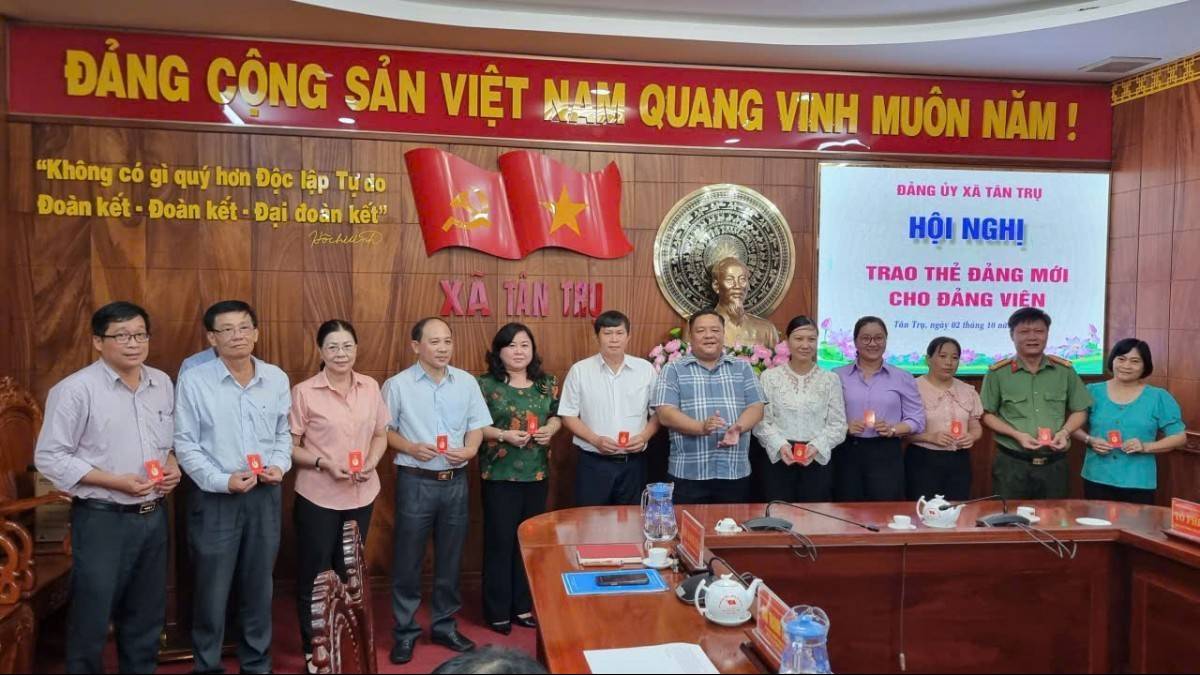 Xã Tân Trụ (Tây Ninh): Trao thẻ đảng viên mới, đẩy mạnh chuyển đổi số trong công tác đảng vụ