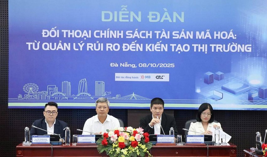Phó Chủ tịch UBND thành phố Hồ Quang Bửu cùng các khách mời chủ trì Diễn đàn