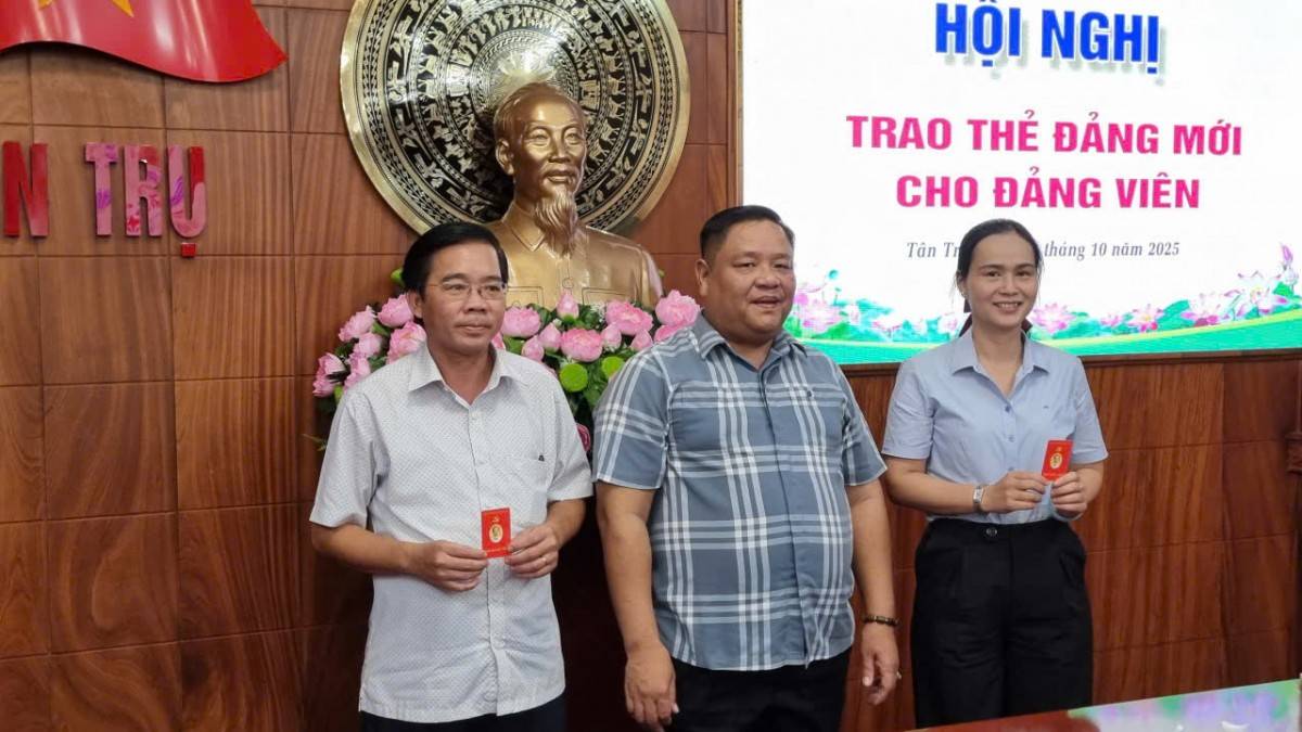 đổi thẻ đảng viên không chỉ mang ý nghĩa về mặt tổ chức mà còn thể hiện sự đổi mới trong công tác quản lý đảng viên