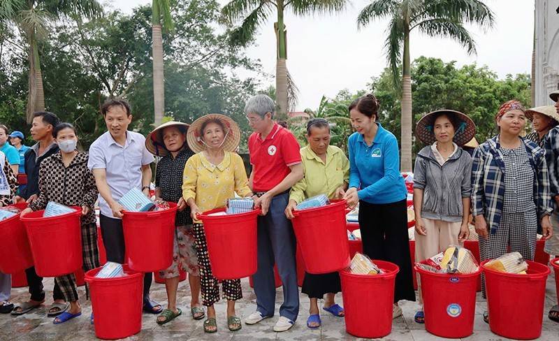 Hội Chữ thập đỏ Thanh Hóa hỗ trợ người dân xã Các Sơn, Kim Tân sau mưa lũ