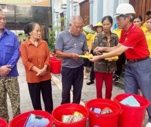 Hội Chữ thập đỏ Thanh Hóa hỗ trợ người dân xã Các Sơn, Kim Tân sau mưa lũ