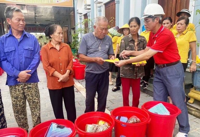 Hội Chữ thập đỏ Thanh Hóa hỗ trợ người dân xã Các Sơn, Kim Tân sau mưa lũ