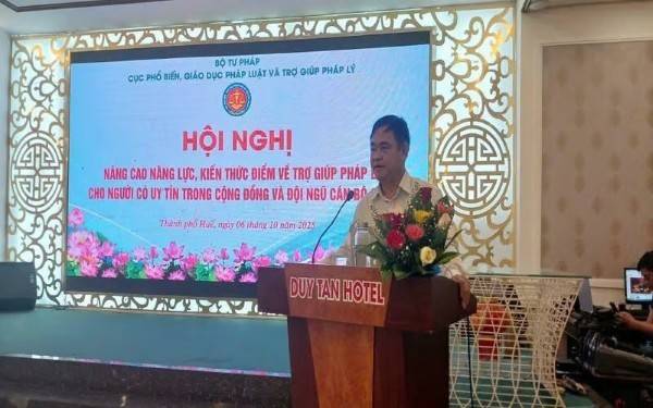 Báo cáo viên Trương Phan Thụy Dũng, Giám đốc Trung tâm Trợ giúp pháp lý nhà nước thành phố Huế.