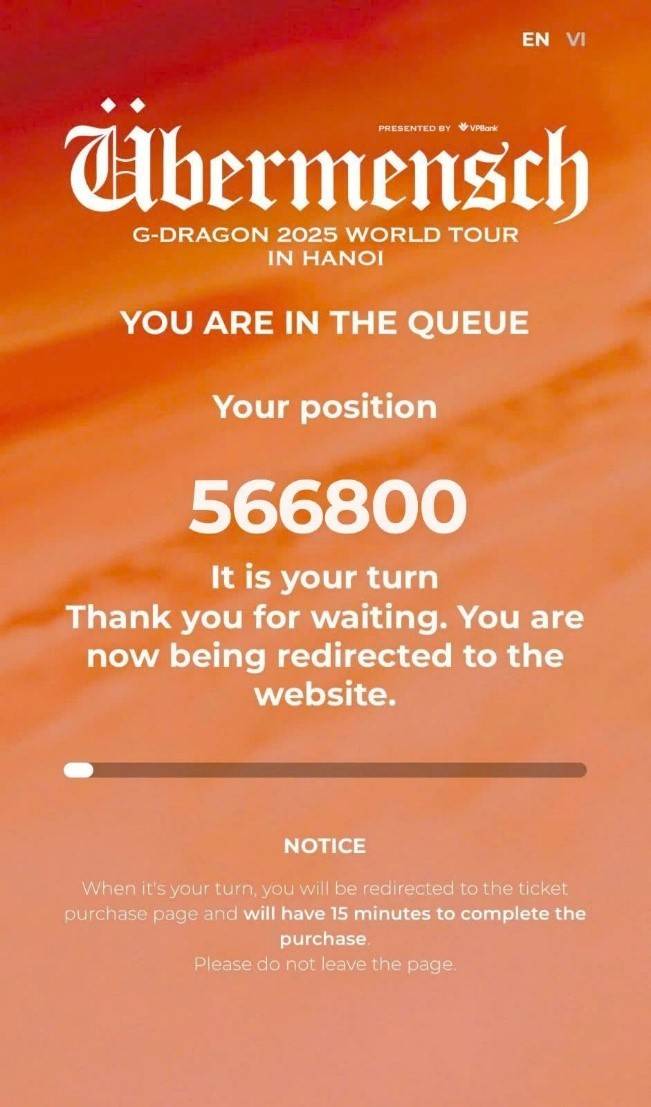 Lượng fan xếp hàng đợi tới lượt mua vé