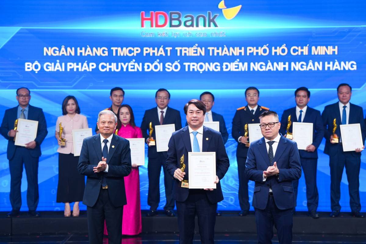 Ông Nguyễn Văn Hảo- Phó Tổng Giám đốc HDBank- đại diện HDBank nhận giải Chuyển đổi số Việt Nam 2025