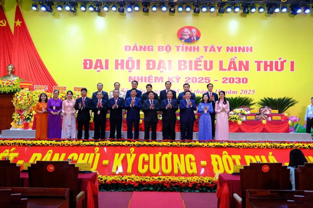 Đại biểu các đại biểu chụp ảnh lưu niệm