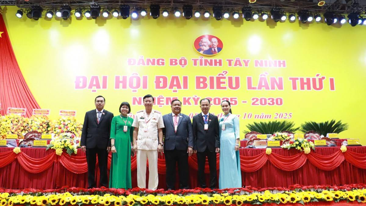 Thiếu tướng Vũ Như Hà – Ủy viên Ban Thường vụ, Giám đốc Công an tỉnh Tây Ninh chụp ảnh lưu niệm cùng các Đại biểu Đảng ủy xã Tân Trụ tham dự Đại hội