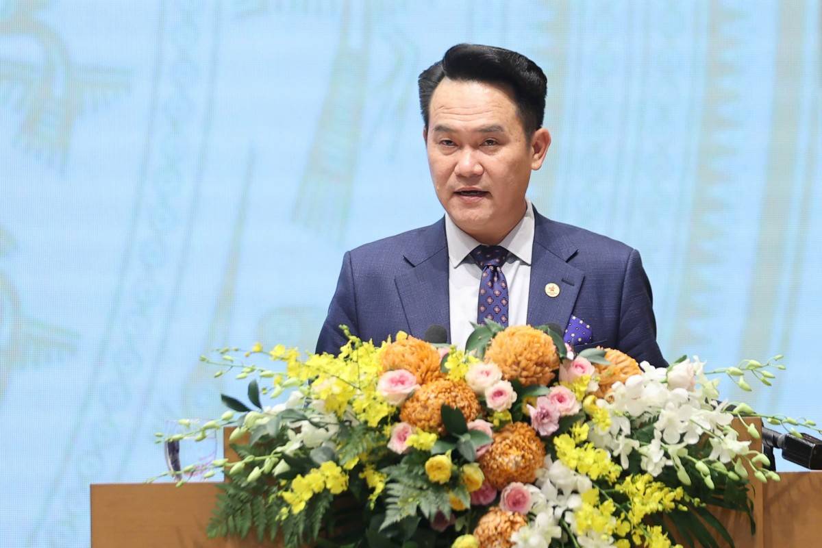 Chủ tịch Đặng Hồng Anh giới thiệu chương trình “Mỗi doanh nhân dìu dắt hai doanh nhân mới”, đào tạo 10.000 CEO. 