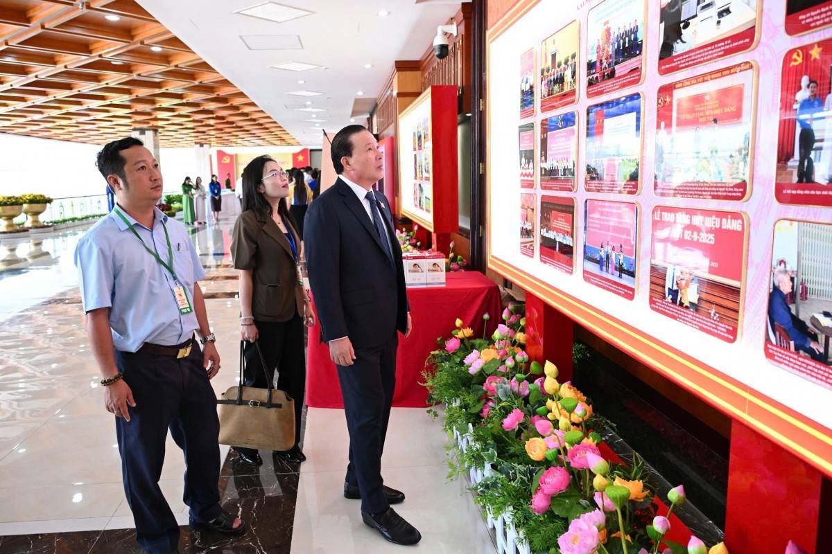 Chủ tịch UBND tỉnh Tây Ninh Nguyễn Văn Út tham quan triển lãm một số hình ảnh chào mừng Đại hội.