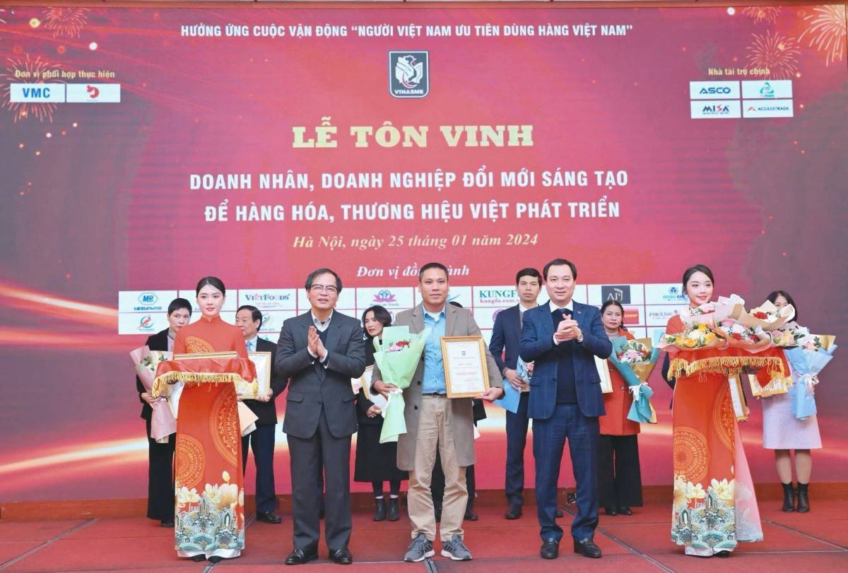 Doanh nhân Trương Đình Hoàn và TIC nhận giải thưởng về đổi mới sáng tạo để hàng hóa và thương hiệu Việt phát triển do Hiệp hội doanh nghiệp nhỏ và vừa Việt Nam tổ chức.