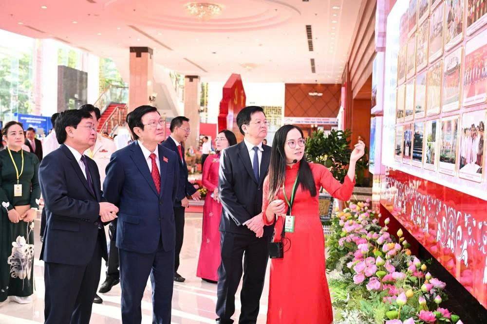 Các lãnh đạo Trung ương tham quan triển lãm tại Đại hội.