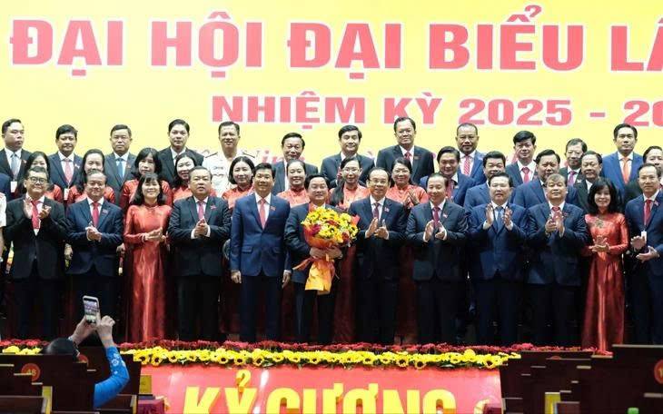 Ông Nguyễn Văn Quyết thay mặt Ban Chấp hành Đảng bộ tỉnh Tây Ninh nhiệm kỳ 2025-2030 nhận hoa từ ông Nguyễn Văn Nên