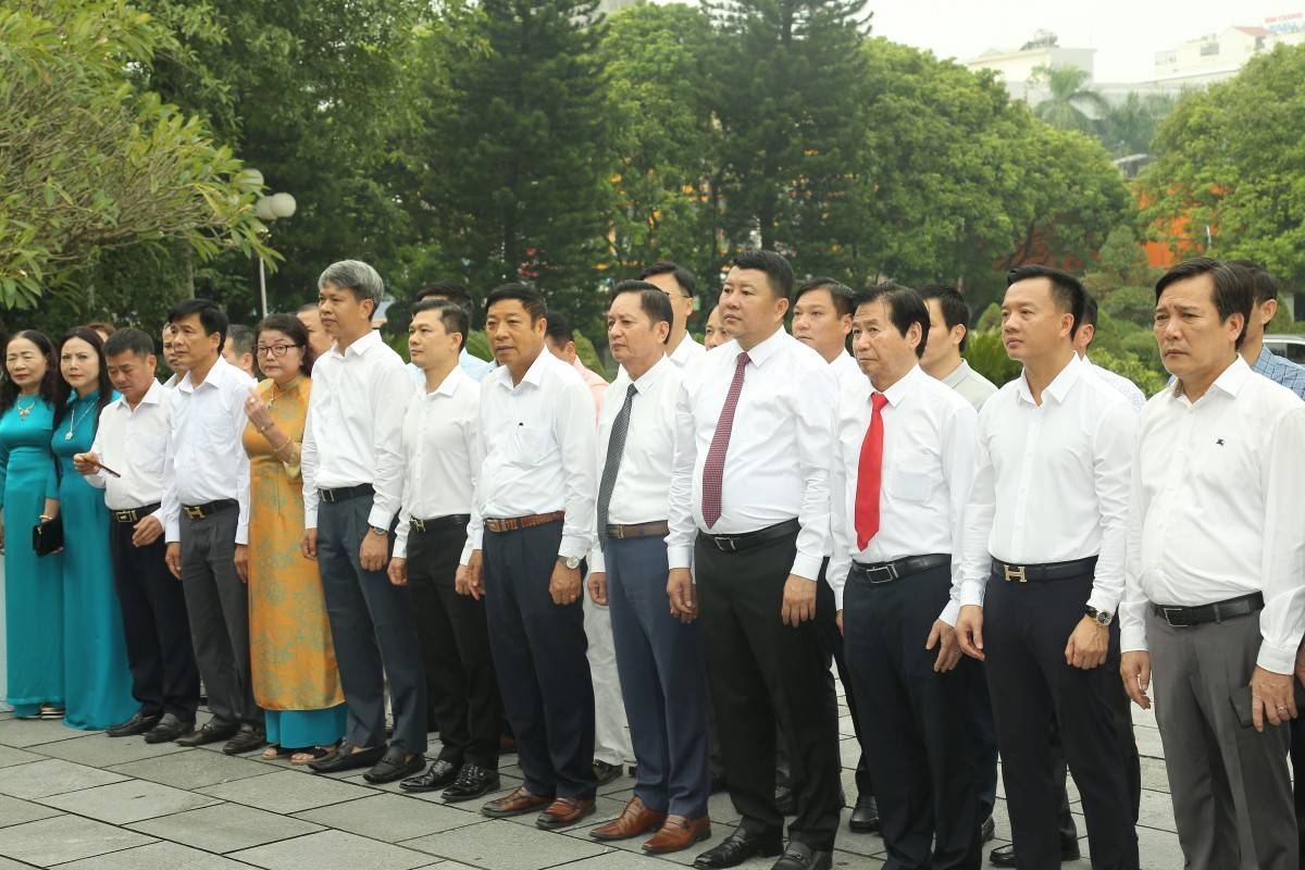 Đoàn Hiệp hội DN tỉnh dâng hương tại Khu văn hóa tưởng niệm Chủ tịch Hồ Chí Minh (phường Hạc Thành)