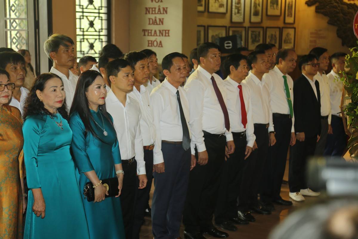 Hiệp hội Doanh nghiệp tỉnh Thanh Hoá dâng hương báo công Bác nhân kỷ niệm 21 năm ngày Doanh nhân Việt Nam